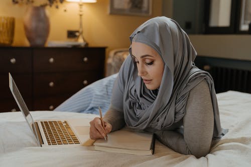 使用macbook Air的灰色头巾的女人 · 免费素材图片