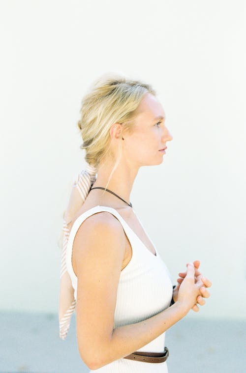 白色背心的女人 · 免费素材图片