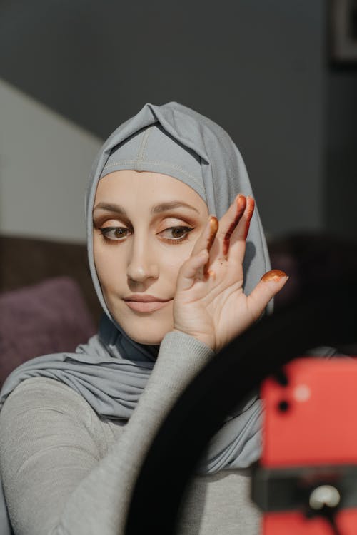 灰色头巾遮盖脸与灰色纺织的女人 · 免费素材图片