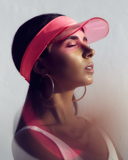 红色帽子和白色背心的女人 · 免费素材图片