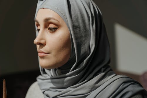 灰色头巾的女人以自拍照 · 免费素材图片
