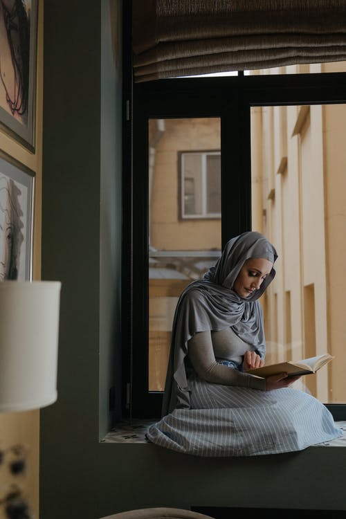 灰色盖头阅读书中的女人 · 免费素材图片