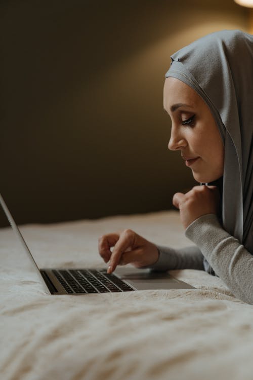 使用macbook Pro的灰色头巾的女人 · 免费素材图片