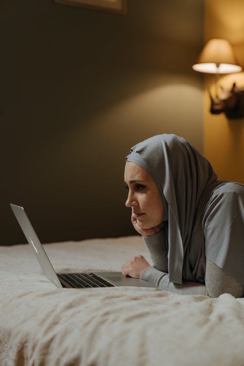 使用macbook Air的灰色头巾的女人 · 免费素材图片