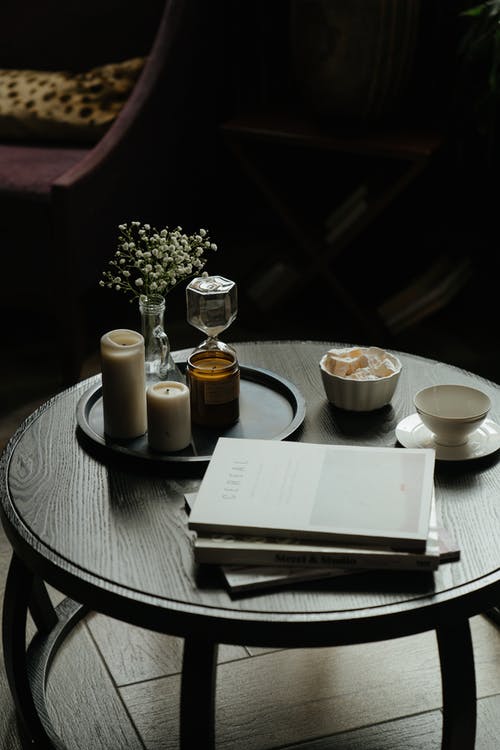 白色陶瓷碟上的白色陶瓷杯，旁边棕色木制的桌子上的白书 · 免费素材图片