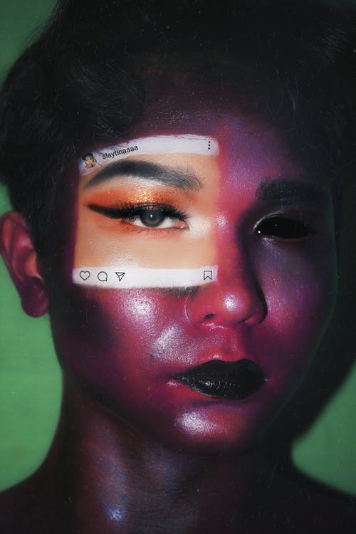 社会网络艺术在脸上的年轻种族妇女 · 免费素材图片