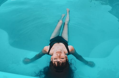 黑色背心在水中的女人 · 免费素材图片