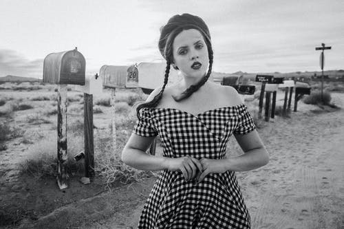 女人穿格仔连衣裙的单色照片 · 免费素材图片