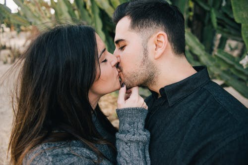 女人亲吻男人的照片 · 免费素材图片