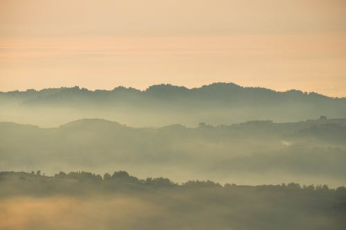 有关山丘, 有薄霧的, 有霧的免费素材图片