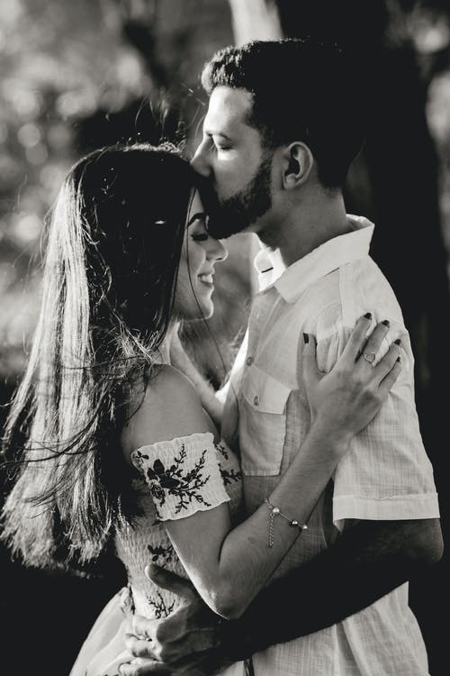 男人亲吻女人的额头的照片 · 免费素材图片