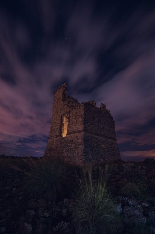 紫色的夜空被毁的中世纪城堡 · 免费素材图片