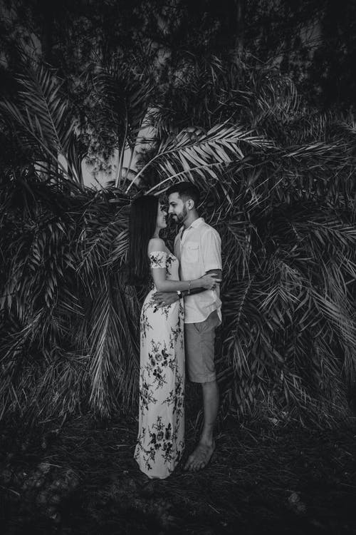 夫妇站在植物旁边的单色照片 · 免费素材图片