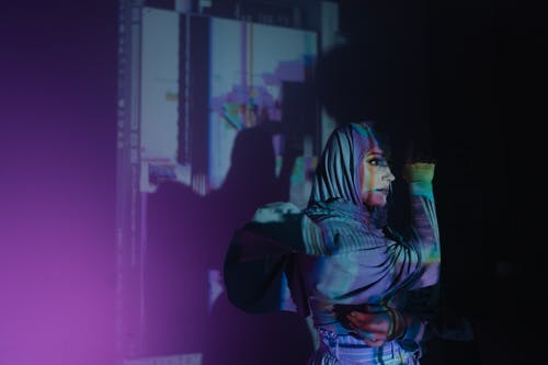 黑色和白色的头巾，拿着白色的陶瓷杯的女人 · 免费素材图片