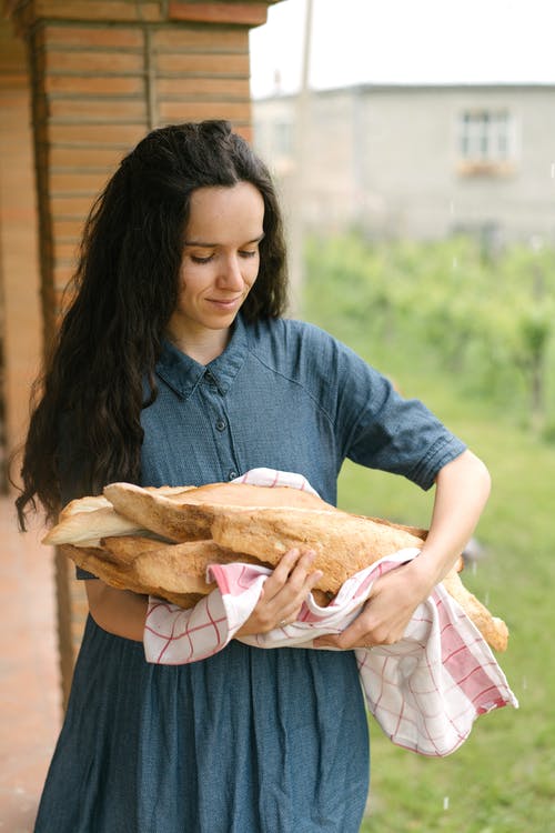 有关咖啡色頭髮的女人, 垂直拍摄, 女人的免费素材图片
