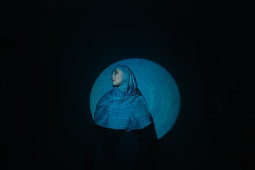 蓝色头巾站立的人 · 免费素材图片