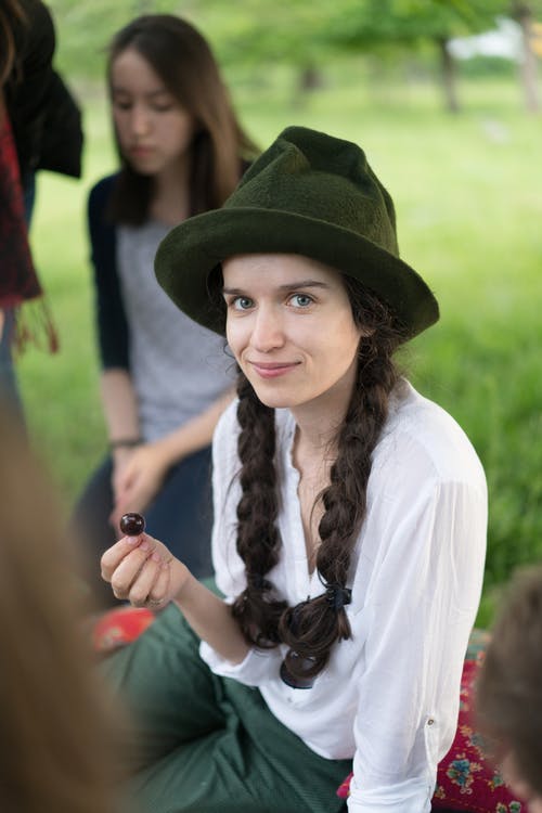 有关咖啡色頭髮的女人, 垂直拍摄, 女人的免费素材图片