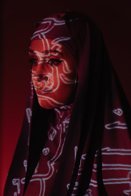 红色头巾和黑袍的女人 · 免费素材图片