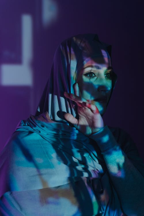 蓝色和黑色的长袖衬衫的女人 · 免费素材图片