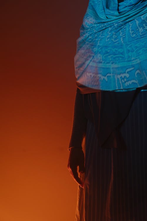 蓝绿色衬衫和黑色裤子的人 · 免费素材图片