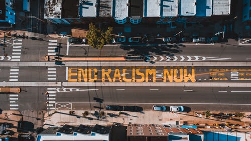 城镇中具有end Racism Now称号的巷道 · 免费素材图片