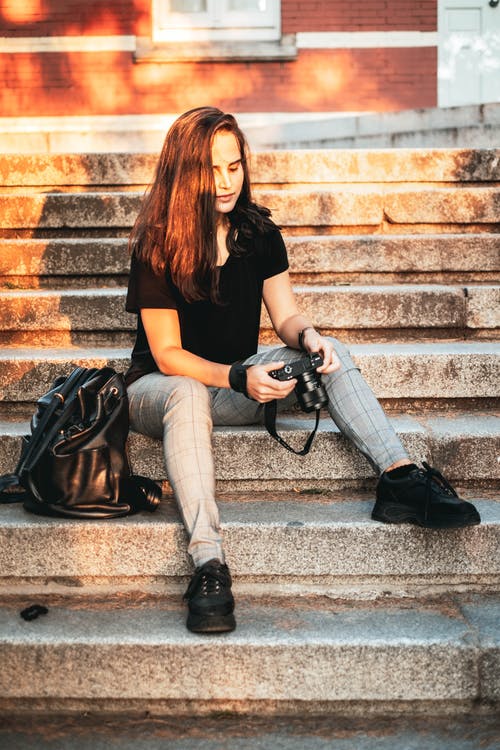 有关坐, 垂直拍摄, 女人的免费素材图片