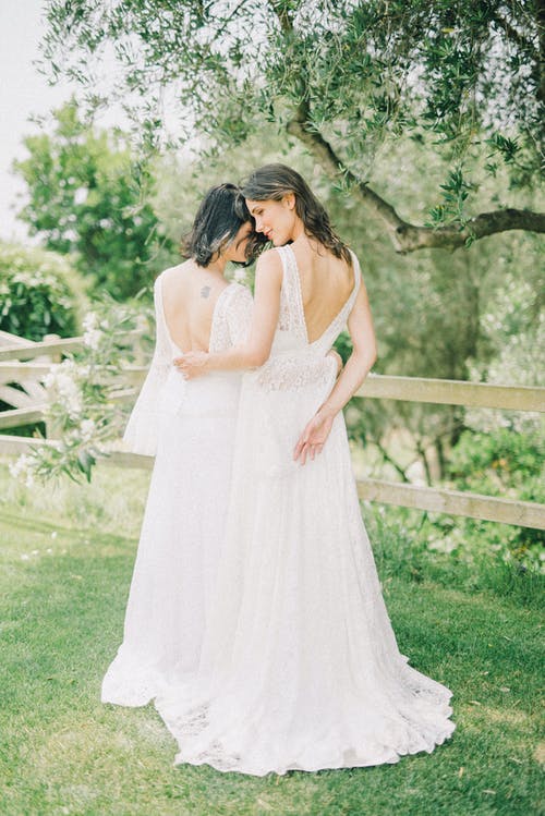 两个女人站在草地上的照片 · 免费素材图片