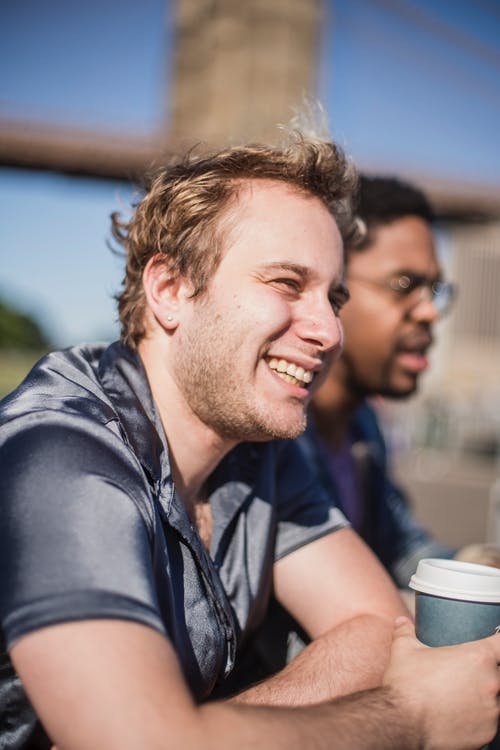 有关一杯咖啡, 一次性杯子, 人的免费素材图片