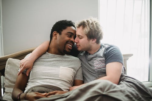 有关一对, 人, 卧床休息的免费素材图片