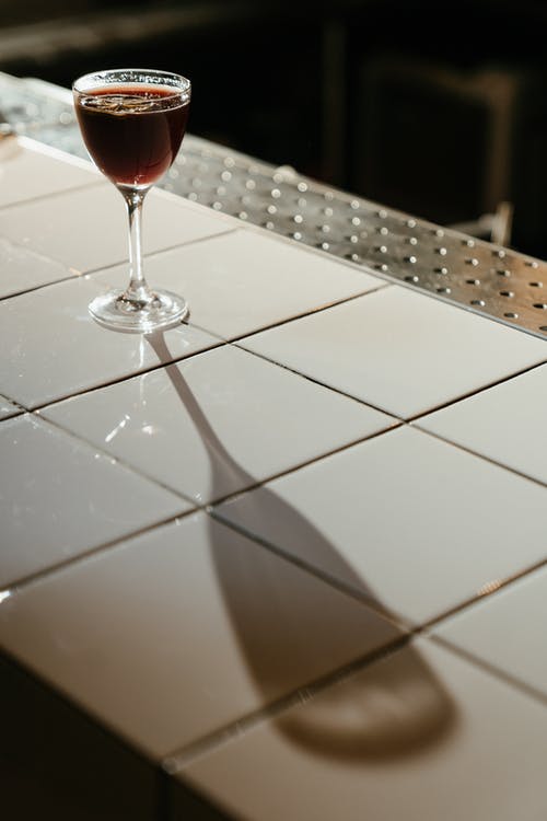 白桌上的透明酒杯 · 免费素材图片