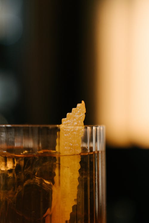 黄色液体透明水杯 · 免费素材图片