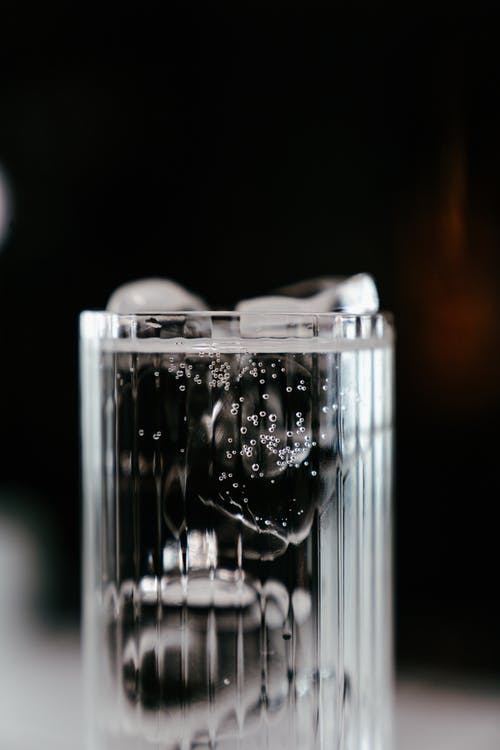 透明玻璃容器，带白色圆形珠子 · 免费素材图片