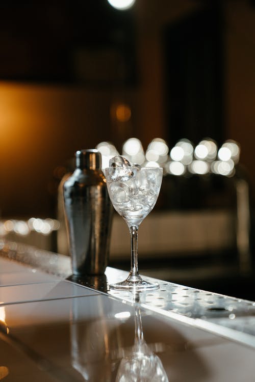 桌上的透明酒杯 · 免费素材图片