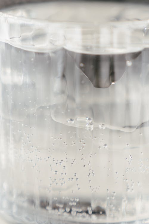 透明玻璃上的水滴 · 免费素材图片