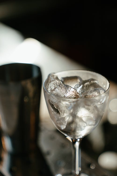 透明酒杯加冰 · 免费素材图片