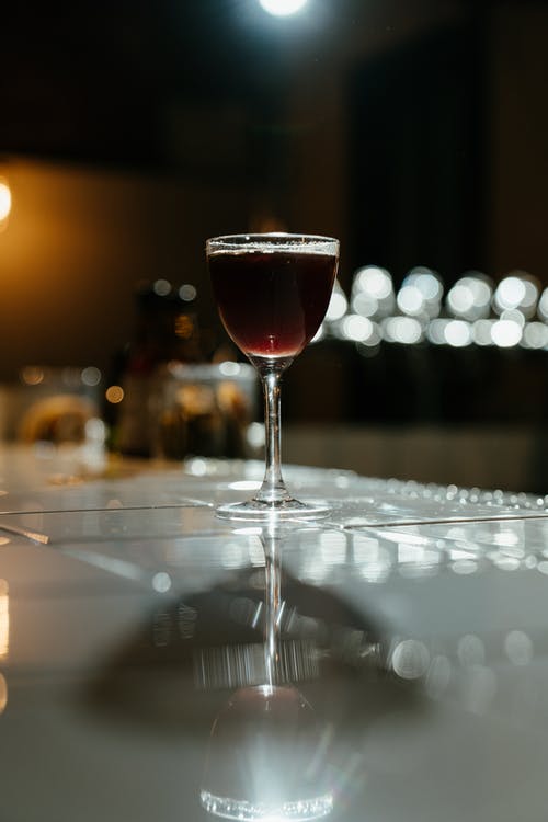 清除桌上的红酒的酒杯 · 免费素材图片