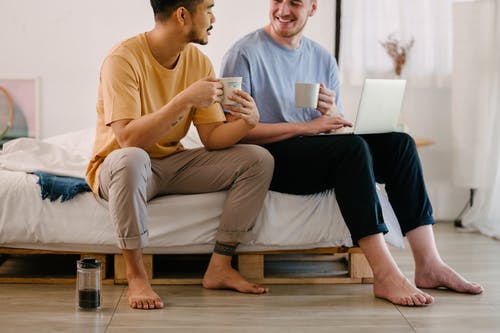 有关互联网, 光着脚, 喝咖啡的免费素材图片