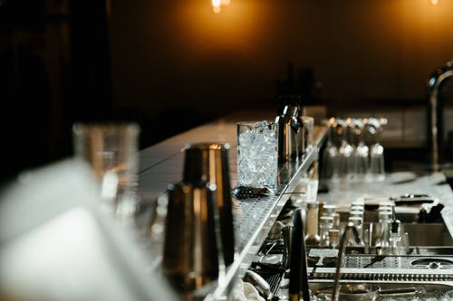 桌上的透明玻璃瓶 · 免费素材图片