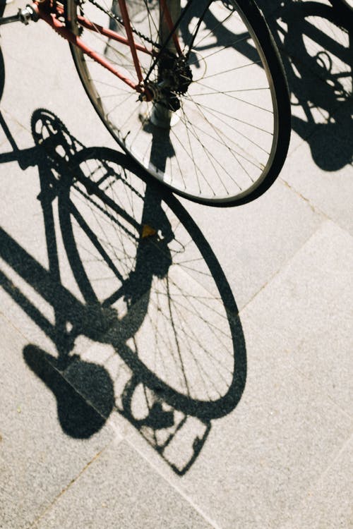 白色水泥地板上的黑色自行车 · 免费素材图片