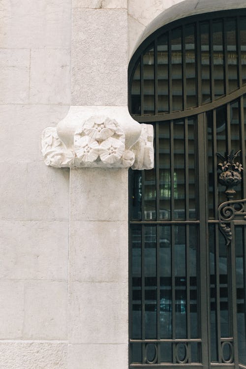 白色混凝土建筑上的黑金属门 · 免费素材图片