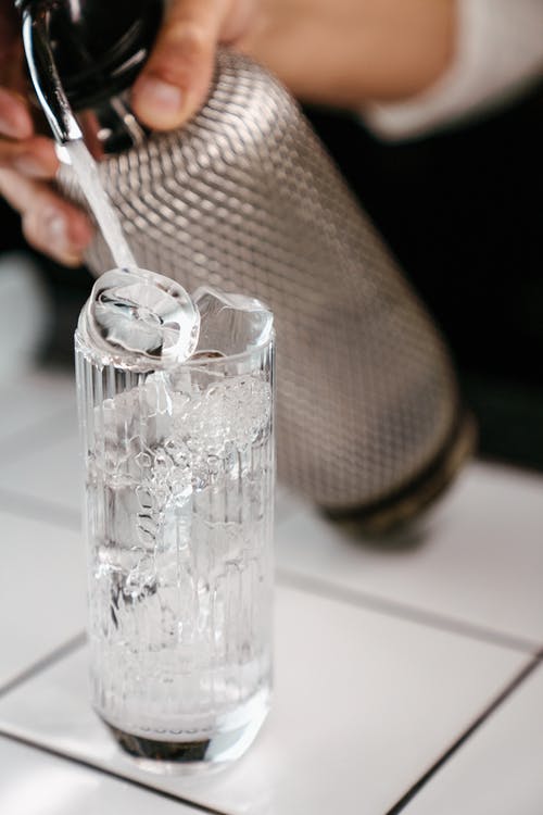 白桌上的透明水杯 · 免费素材图片