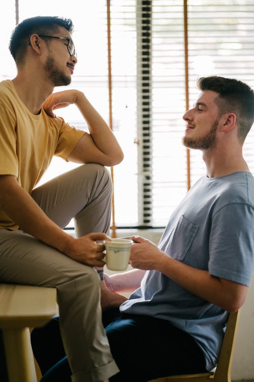 有关一对, 同性, 坐的免费素材图片