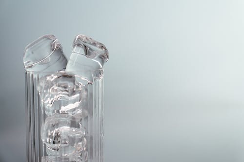 透明玻璃瓶装水 · 免费素材图片