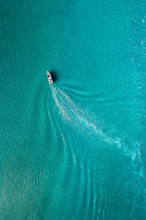 游艇在海水中航行的无人机视图 · 免费素材图片