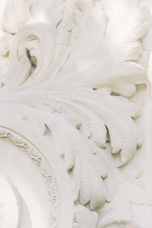 白色混凝土龙压纹装饰 · 免费素材图片