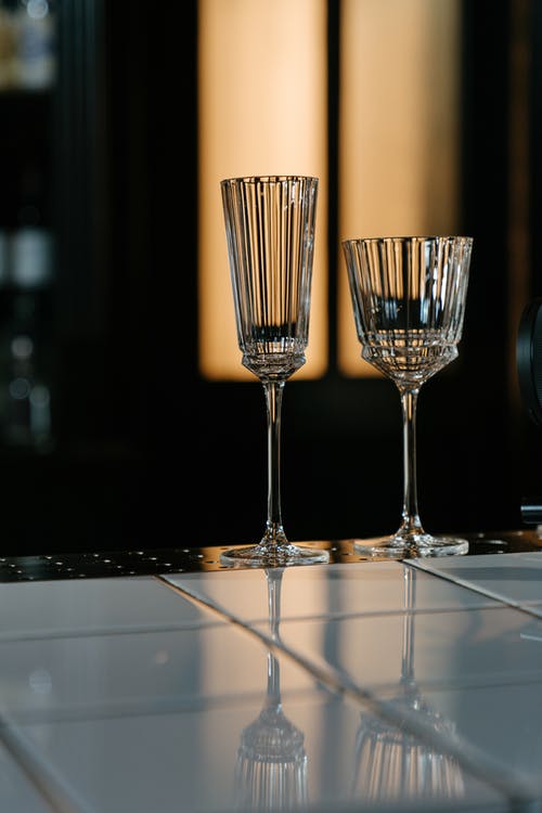 桌上的三个透明酒杯 · 免费素材图片
