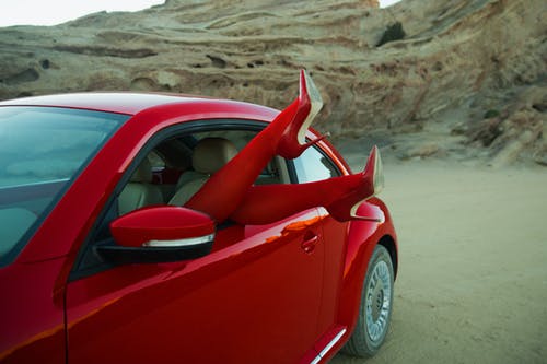 棕色沙滩上的红色法拉利458 Italia · 免费素材图片