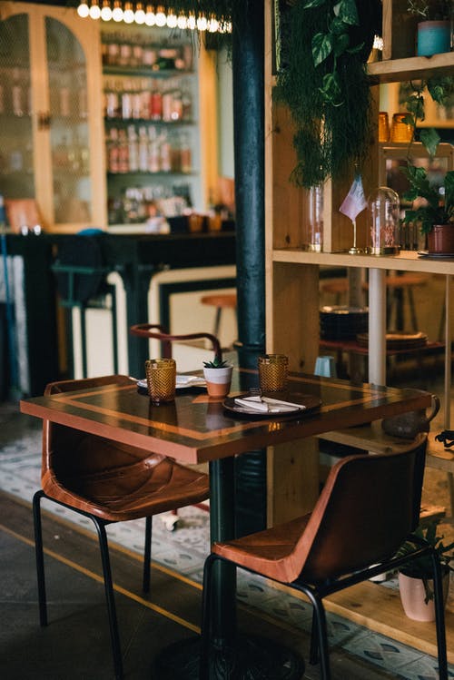 棕色的木桌上空杯子和盘子在一家咖啡馆 · 免费素材图片