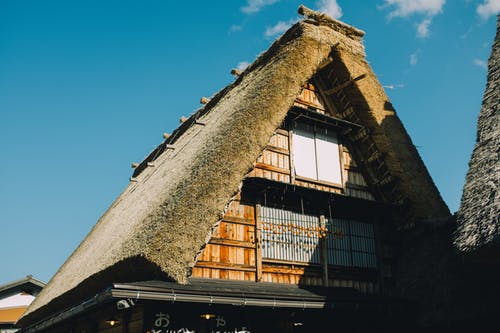 蓝蓝的天空下的棕色和白色混凝土房子 · 免费素材图片