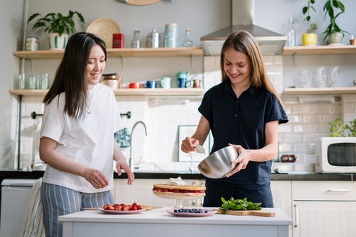 有关女性, 室内, 家常菜的免费素材图片